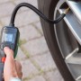 Bosch Easy Pump Akku-Druckluftpumpe beim Aufpumpen eines Autoreifens.