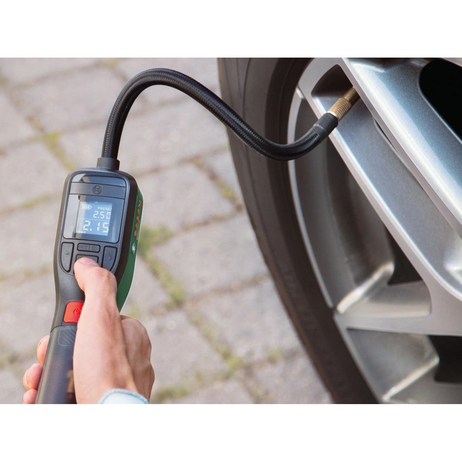 Bosch Easy Pump Akku-Druckluftpumpe beim Aufpumpen eines Autoreifens.