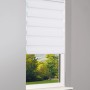 Weißes Vario-Rollo Sedano, 60x150 cm, mit transparenten und blickdichten Streifen am Fenster.