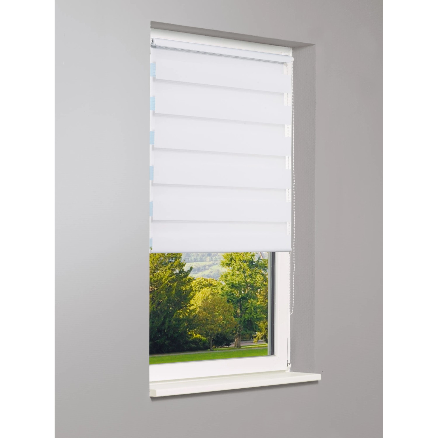 Weißes Vario-Rollo Sedano, 60x150 cm, mit transparenten und blickdichten Streifen am Fenster.