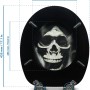 Sanfino WC-Sitz Skull: Schwarzer Toilettendeckel mit Totenkopf und Absenkautomatik, Maße eingezeichnet.