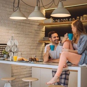 Szene in Küche mit Relaxdays Tassenhalter aus Edelstahl für 6 Tassen.