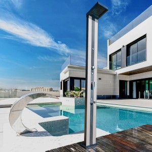 Gre Aluminium Solardusche Luxe 38 l am Pool mit Haus im Hintergrund.