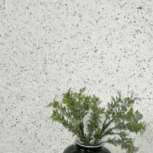 Floxxan Baumwollputz Montana 517 Stracciatella, Detailansicht der Struktur mit Pflanze.