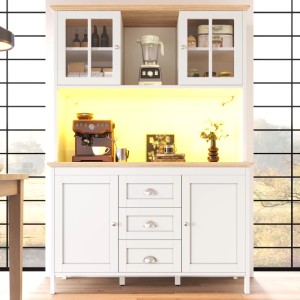 Weißer Küchenschrank mit 2 Glastüren, 2 Holztüren, 3 Schubladen und LED-Beleuchtung auf heller Holzplatte.