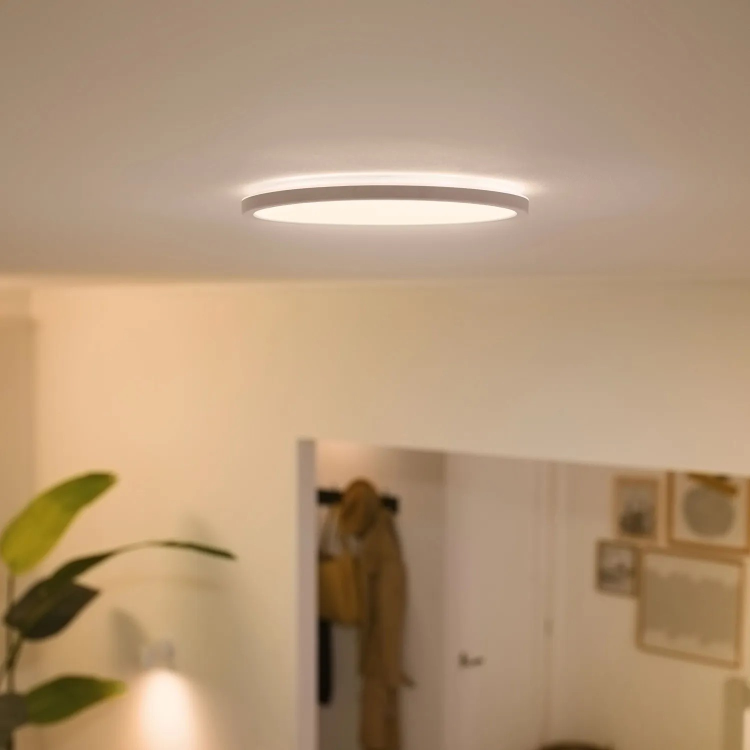 Weiße WiZ LED-Deckenleuchte SuperSlim mit tunable white Funktion im Wohnraum.