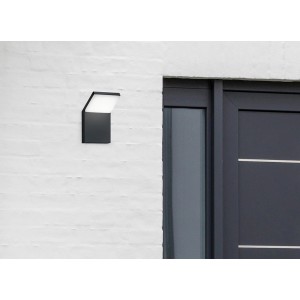 Moderne Trio LED-Außenwandleuchte Pearl in Anthrazit an weißer Hauswand.