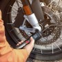 Bosch Pneo Akku-Druckluftpumpe beim Aufpumpen eines Motorradreifens.