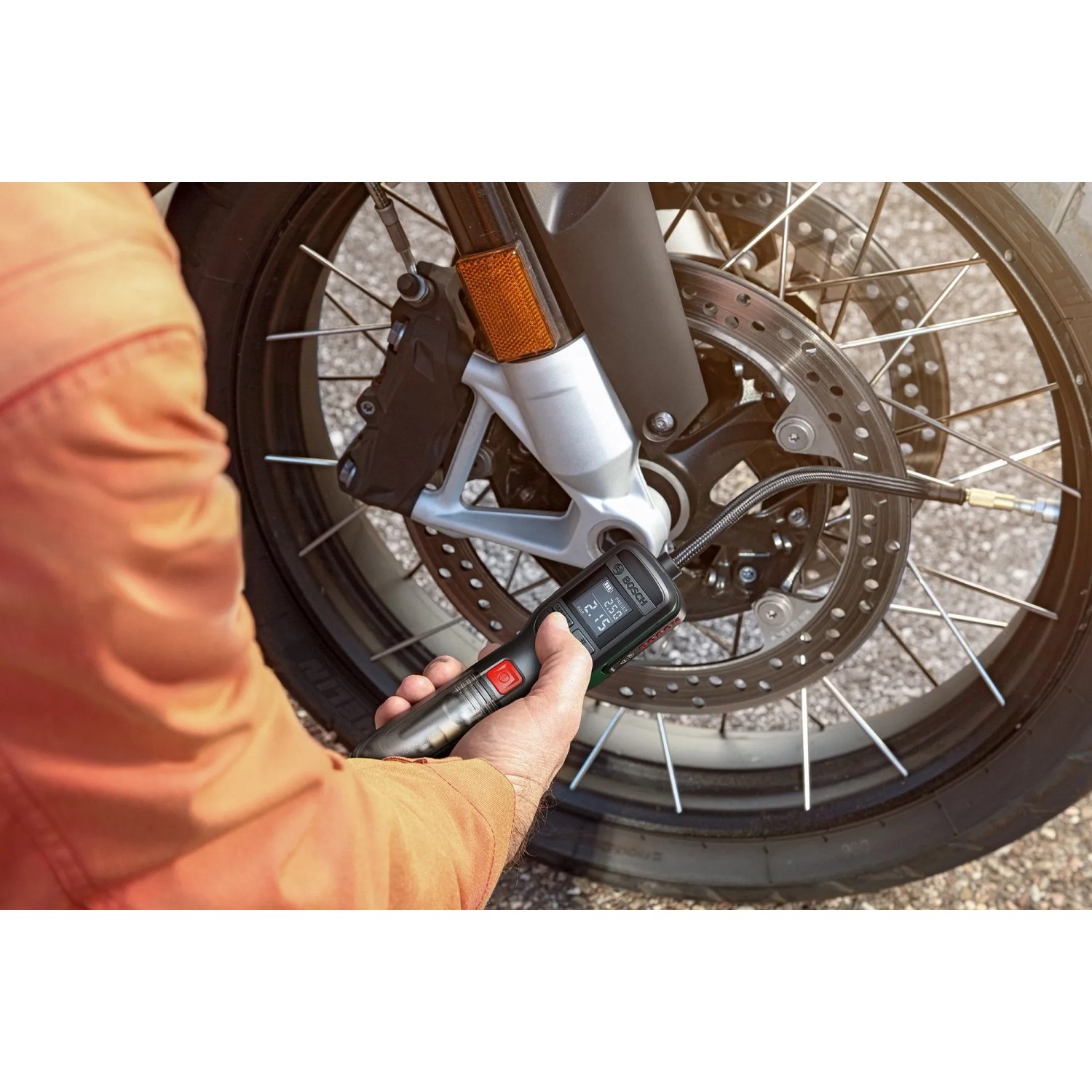 Bosch Pneo Akku-Druckluftpumpe beim Aufpumpen eines Motorradreifens.
