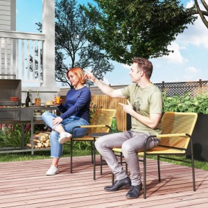 Outsunny Rattan Bistroset: Zwei gelbe PE-Rattan Stühle und Beistelltisch auf Holzterrasse. Gartenmöbel für Balkon.