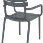 Dunkelgrauer Kunststoff Gartenstuhl LARS mit Armlehnen und Lattenrücken, stapelbar. Ideal für Outdoor-Bereiche.