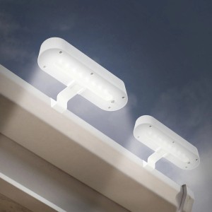 Zwei weiße LED-Solarleuchten von Näve mit Halterung an einer Dachrinne.