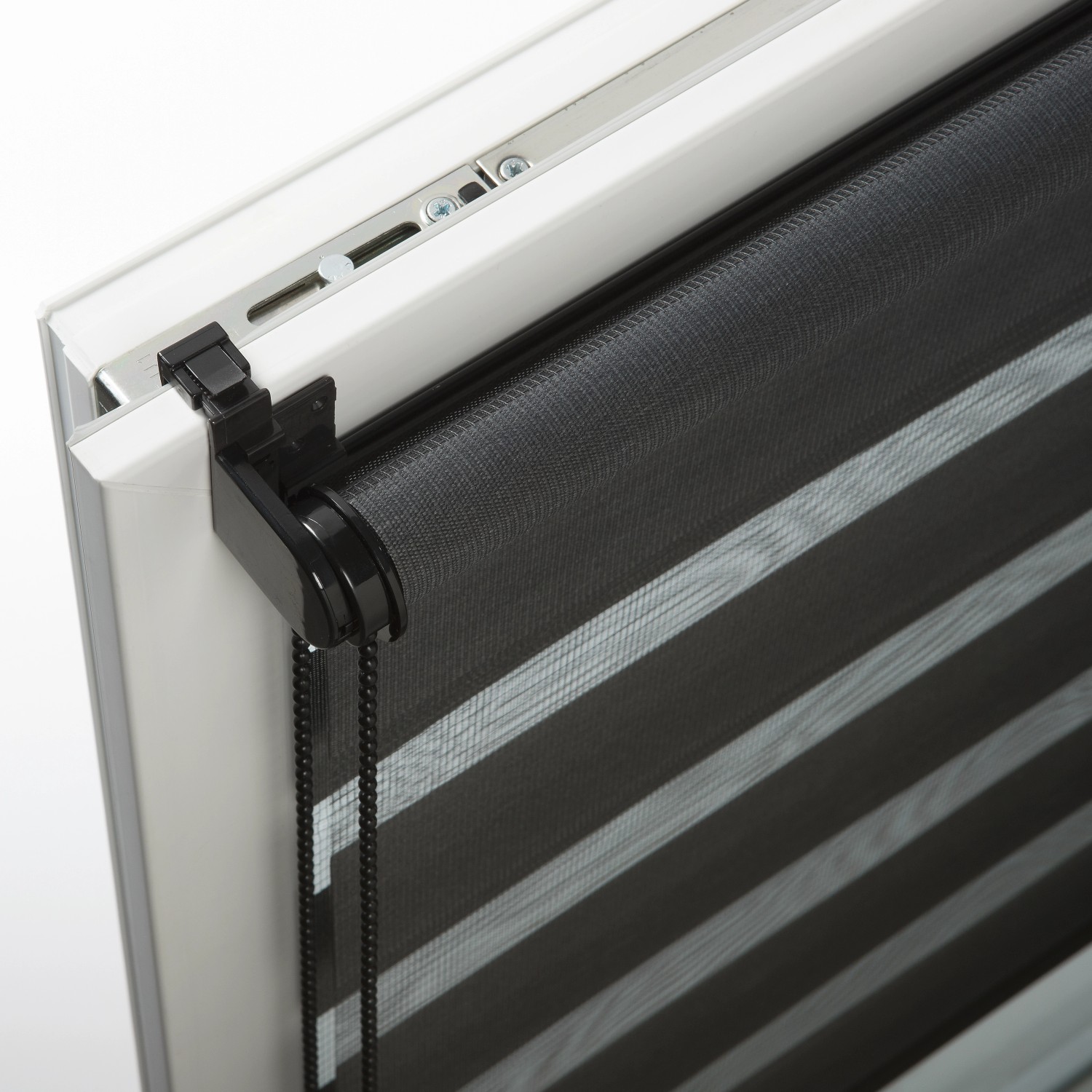 Gardinia Doppelrollo EasyFix, 45x150 cm, schwarz, mit transparenten und blickdichten Streifen am Fenster.