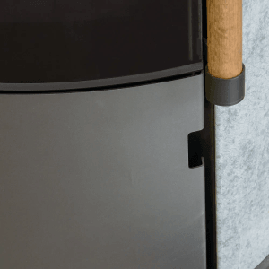 Detailaufnahme: H&M Germany Kaminofen Mango 2.0, gussgraue Tür, Speckstein-Verkleidung.