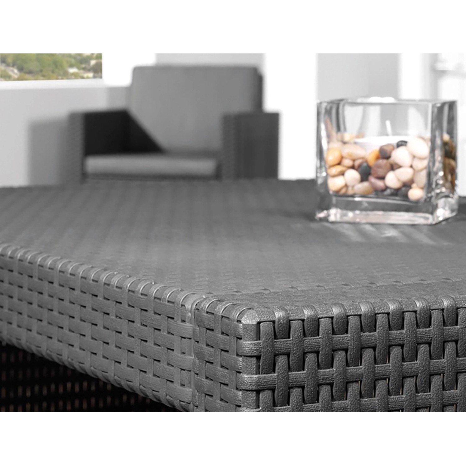 Detailaufnahme: Allibert Monaco Loungeset, graphitgrau, Tisch mit Geflechtoptik. Gartenmöbel.
