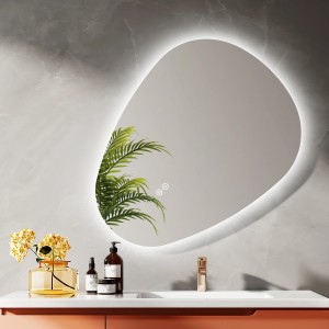 Asymmetrischer Emke LED Badspiegel 80x60 cm mit Anti-Beschlag und dimmbaren Lichtfarben.