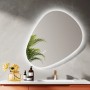 Asymmetrischer Emke LED Badspiegel 80x60 cm mit Anti-Beschlag und dimmbaren Lichtfarben.