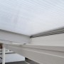 Detailansicht der weißen Home Deluxe Terrassenüberdachung Solis aus Aluminium mit Hohlkammerplatten.