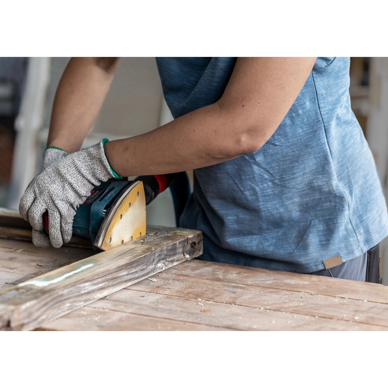 Anwender schleift Holz mit Bosch Schwingschleifer und Expert Schleifblatt C470 K120.