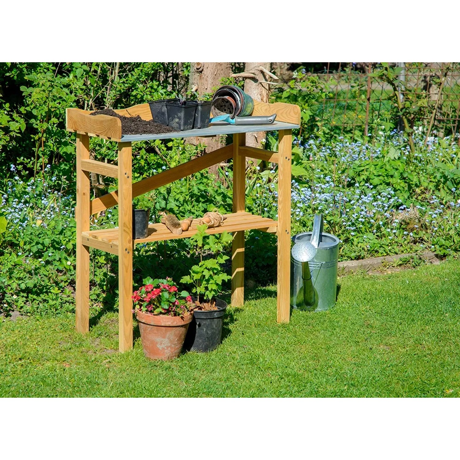 Pflanztisch aus imprägniertem Kiefernholz mit Ablagefläche und Gartenzubehör.