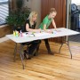 Rechteckiger, weißer Lifetime Klapptisch (183x76cm) im Einsatz: Zwei Personen bemalen ein Blatt Papier mit Farbe.