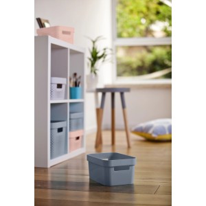 Hellblaue Curver Infinity Box (26x17,5x12,3 cm) zur Aufbewahrung im Regal.