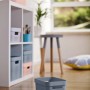 Hellblaue Curver Infinity Box (26x17,5x12,3 cm) zur Aufbewahrung im Regal.