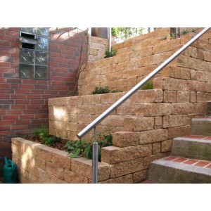 Terrassierte Gartenmauer aus Diephaus Maxi-Kina Mauersteinen in Herbstambiente. Robuste Steine für Hangsicherung und Beeteinfassung.