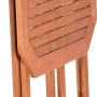 Zusammengeklappter, brauner Klapptisch aus Eukalyptus-Holz für den Balkon.