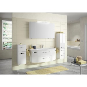 Pelipal Spiegelschrank 4010, 120 cm, Weiß Glänzend, mit Aufsatzleuchte im Badezimmer.