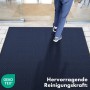 Blaue KARAT Schmutzfangmatte (90x150 cm) mit TPE-Rücken vor Eingangstür. Fußmatte für Innen & Außen.