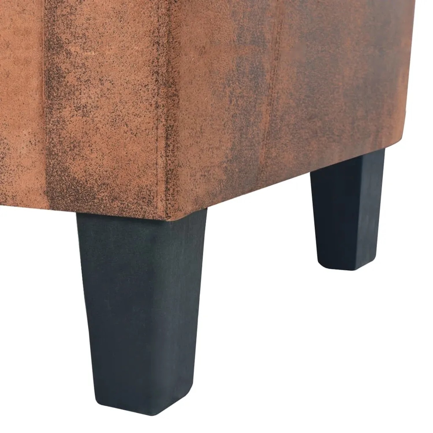Detailansicht: Braunes 2-Sitzer Sofa aus Veloursleder mit schwarzen Füßen.