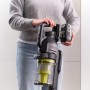 Ryobi Akku-Staubsauger RASV18BL-0 mit Akku, gehalten von einer Person. Ideal für die Bodenreinigung.