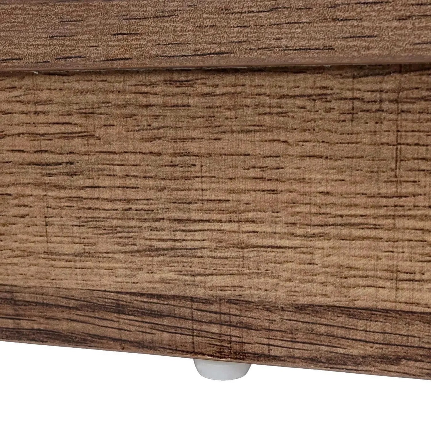 Detailaufnahme: Brauner MCW Schrank K75 (Schubladenkommode) mit Holzoptik und Bodenschoner.