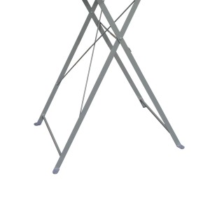 Detailaufnahme des klappbaren Mojawo Biergarten Stehtischs aus Akazie und Stahl, Fokus auf das silbergraue Gestell.