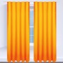 Blickdichte, hellorange Dekoschals (2er-Pack) der Serie Ellen von Bestgoodies vor einem Fenster.