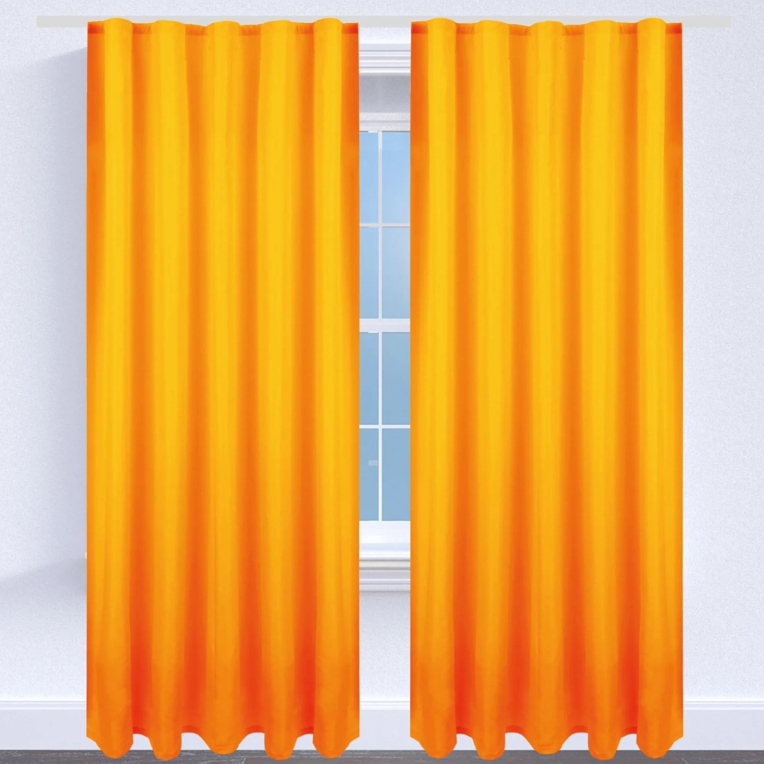 Blickdichte, hellorange Dekoschals (2er-Pack) der Serie Ellen von Bestgoodies vor einem Fenster.
