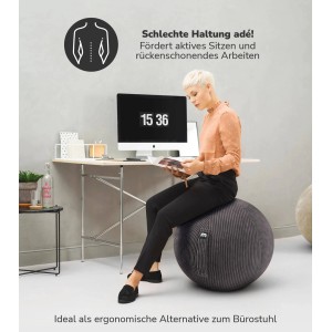 Frau sitzt auf anthrazitfarbenem mokebo Sitzball aus Cord vor Schreibtisch, ergonomischer Bürositzball.