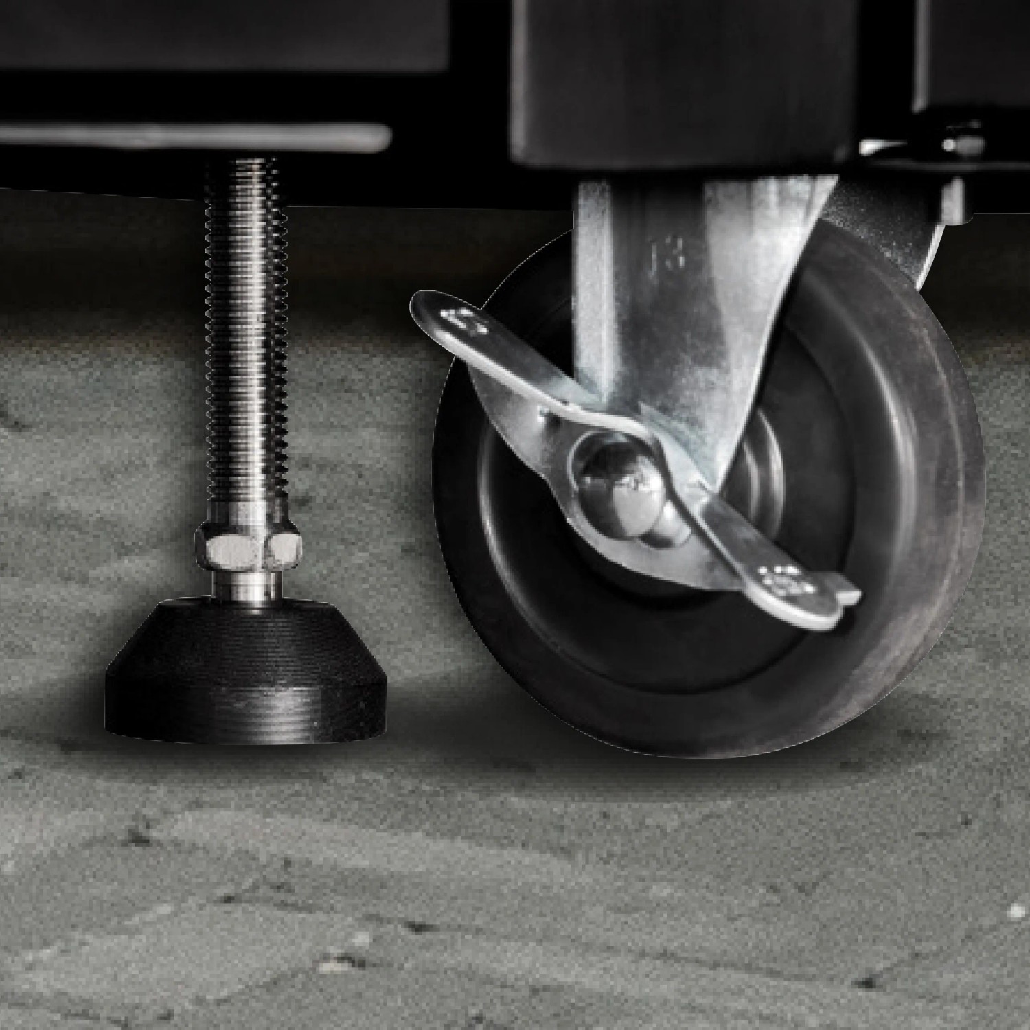 Detailaufnahme: Nivellierfuß und Rad des schwarzen Enders Gasgrills Uniq Pro 3.