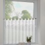 Weiße Sehlbach Bistrogardine mit Stickrosen, 135x75 cm, am Fenster.