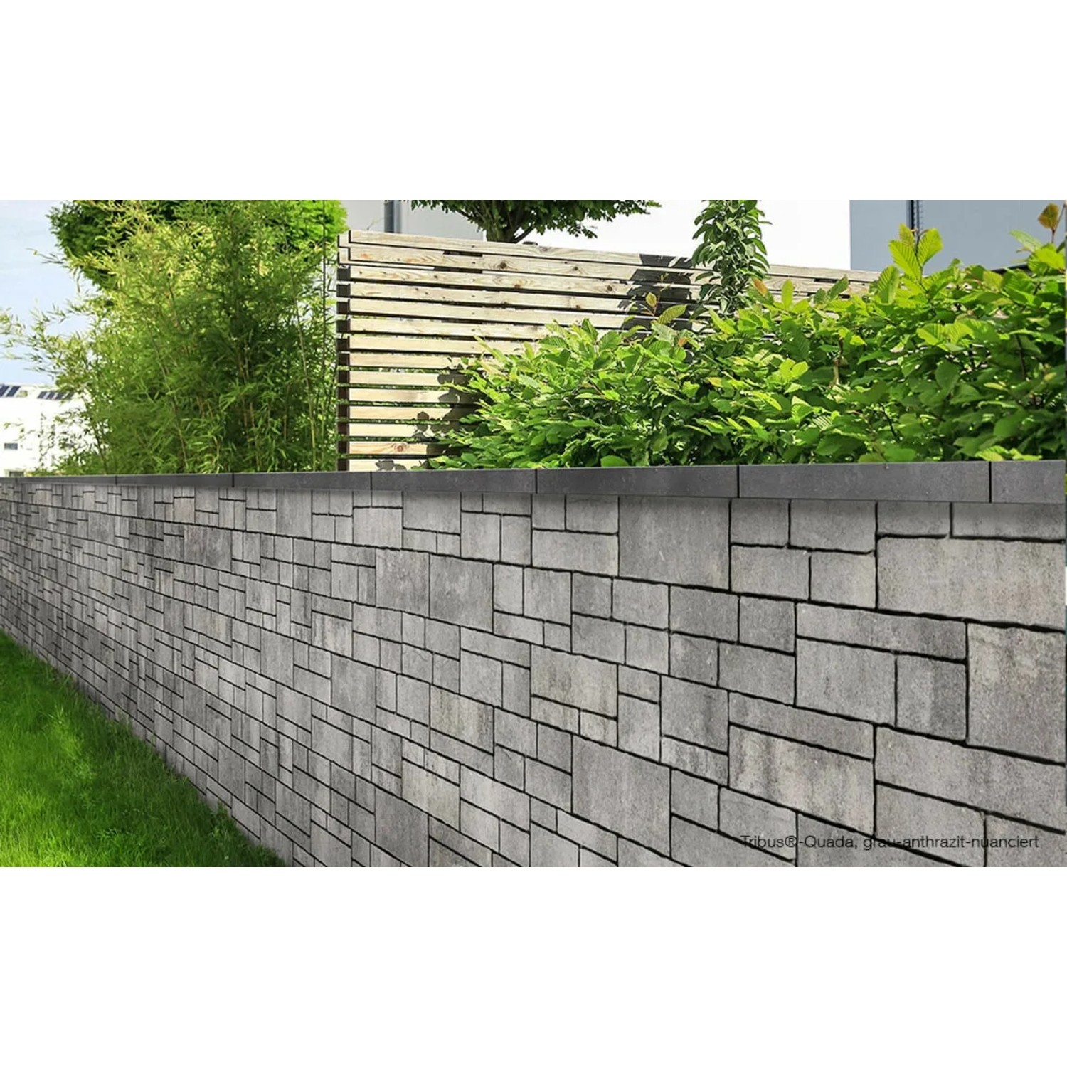 Grau-anthrazitfarbene EHL Mauer aus Tribus Quada Mauersteinen im Garten.