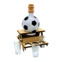 Dekoratives Geschenkset: Holzbank mit Fußball-Karaffe aus mattem Glas und sechs Schnapsgläsern.