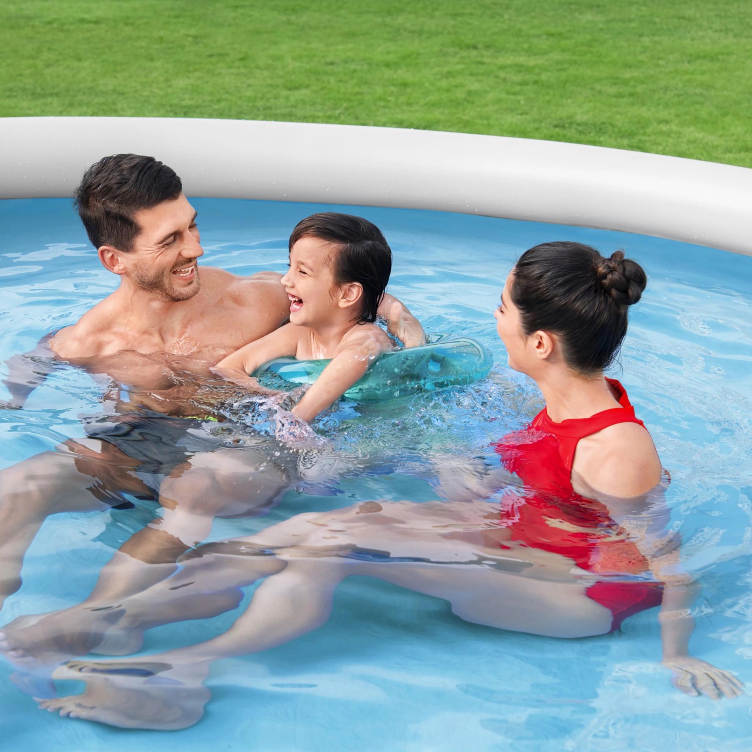 Familie mit Kind im Bestway Fast Set Pool (Ø 366 cm) mit Rattan-Optik. Badespaß im Garten.