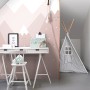 Kinderzimmer mit Fototapete Berge in Altrosa von ESTAhome, mit Tipi und Schreibtisch.