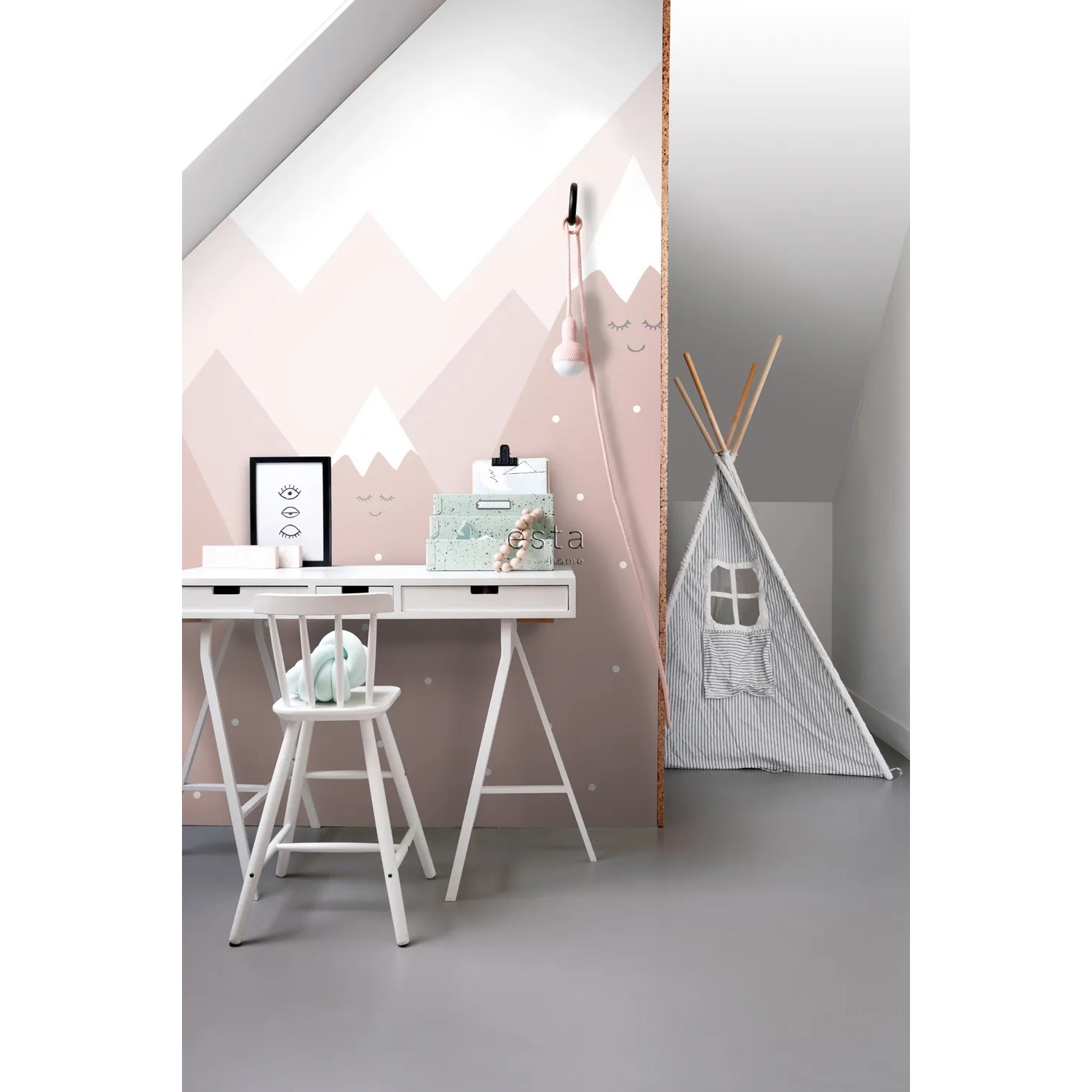 Kinderzimmer mit Fototapete Berge in Altrosa von ESTAhome, mit Tipi und Schreibtisch.