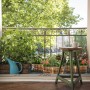 Relaxdays Blumenkasten 3er Set aus Holz in Braun auf einem Balkon mit Pflanzen und Gießkanne.