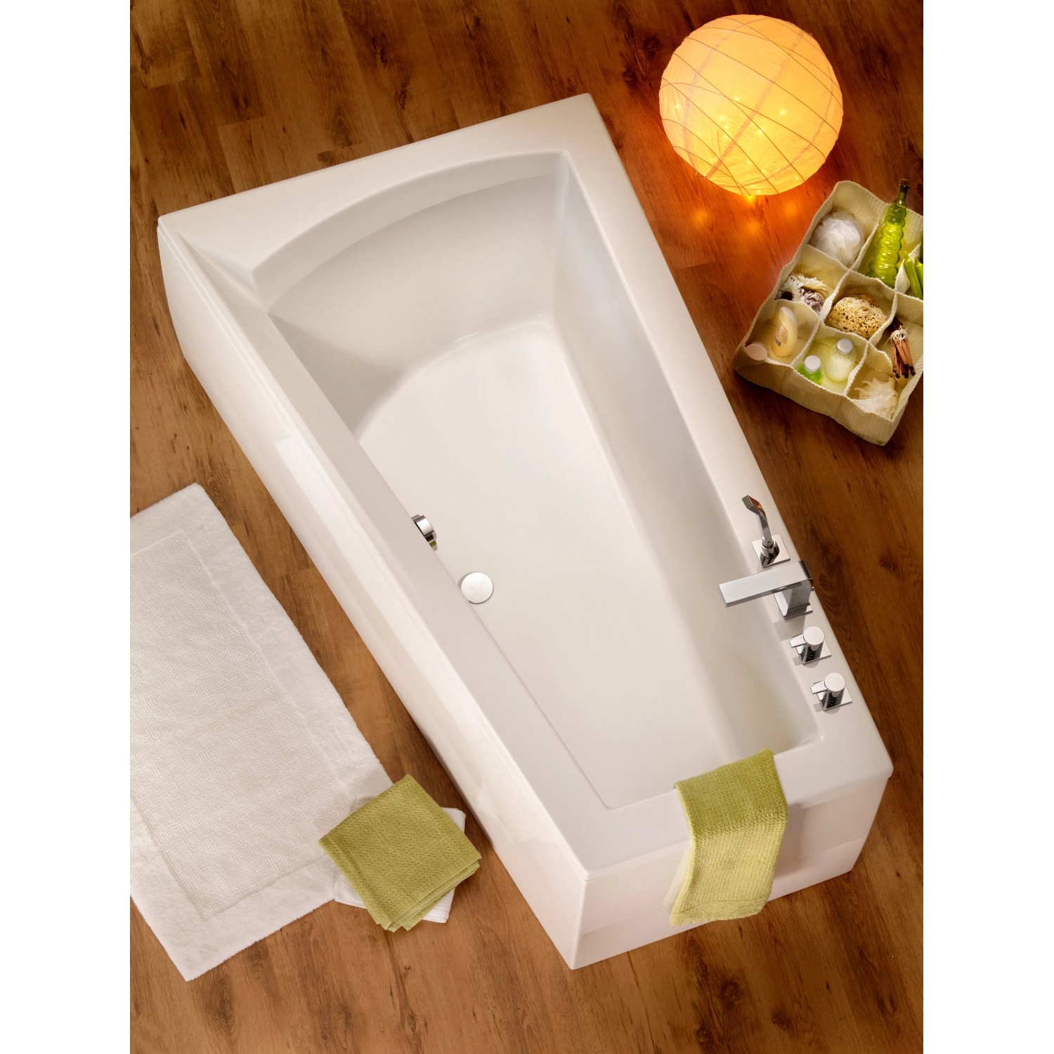 Weiße Galia I Eckbadewanne, 1700x1000x655 mm, linke Ausführung mit Armatur. Elegante Badewanne für Ihr Badezimmer.