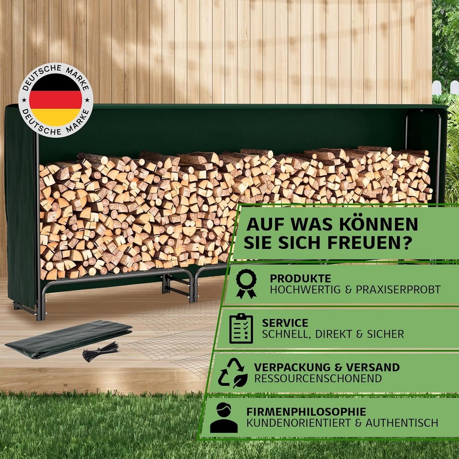 Großes Kaminholzregal mit Schutzplane, gefüllt mit Holzscheiten. Ideal für die Lagerung von Brennholz im Garten oder Innenbereich.