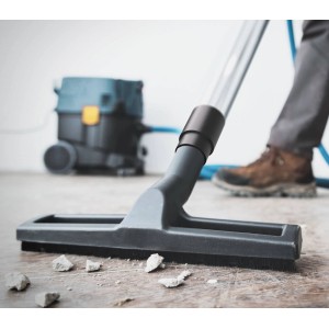 Staubsauger mit Adapter im Einsatz, reinigt Steine. Bauheld Staubsaugerzubehör.