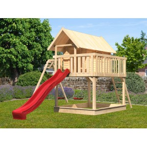 Karibu Stelzenhaus Fidel mit Doppelschaukel und roter Wellenrutsche im Garten.